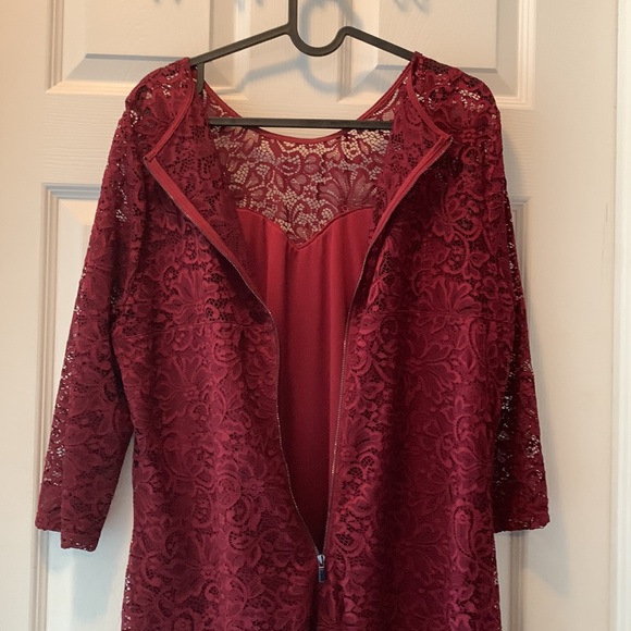 Elegant Lace Midi Dress in Rich Burgundy - Picture 8 of 14
